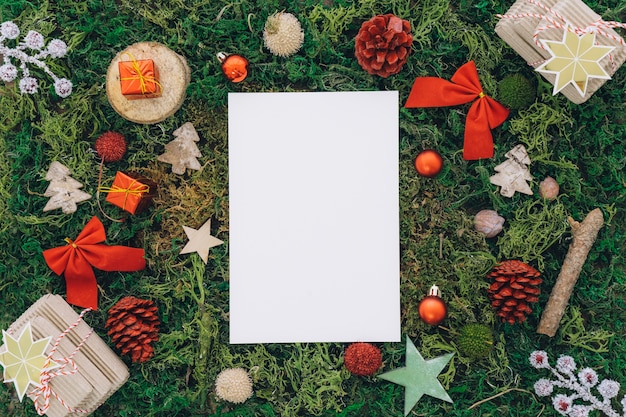 Kostenloses Foto weihnachtskonzept mit papier