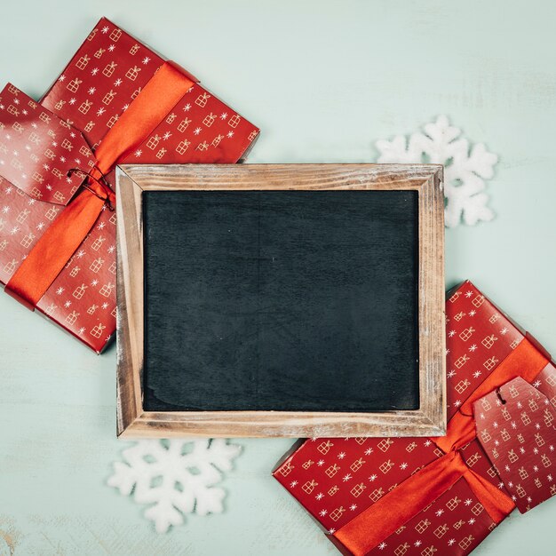 Weihnachtskonzept mit Schiefer auf zwei Geschenkboxen