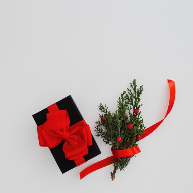 Weihnachtskonzept mit schwarzer Geschenkbox