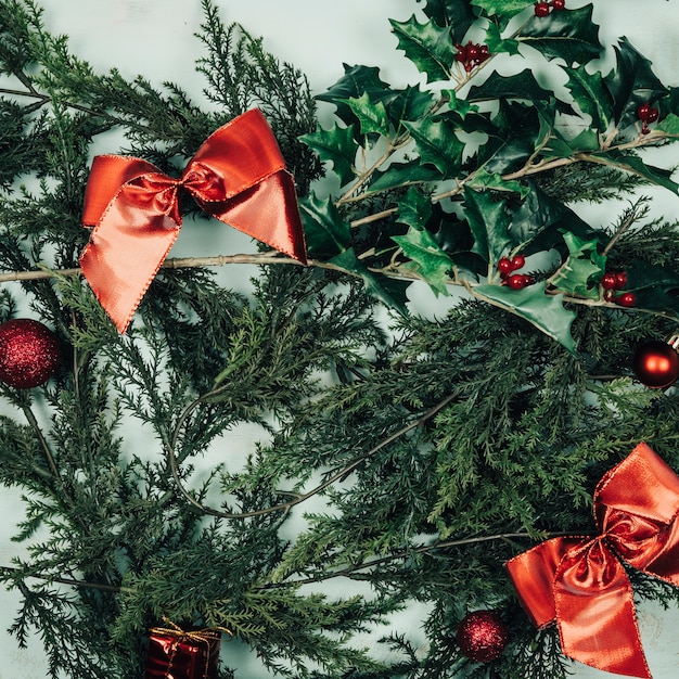 Kostenloses Foto weihnachtskonzept mit tanne und mistel