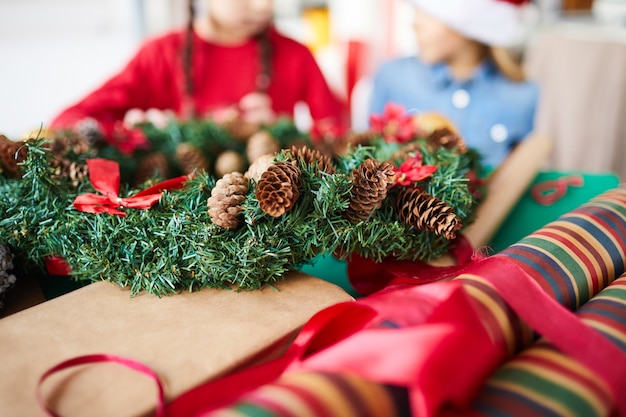 Weihnachtskranz und Geschenkpapier Nahaufnahme