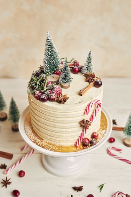 Weihnachtskuchen mit Bäumen und Zuckerstangen verziert