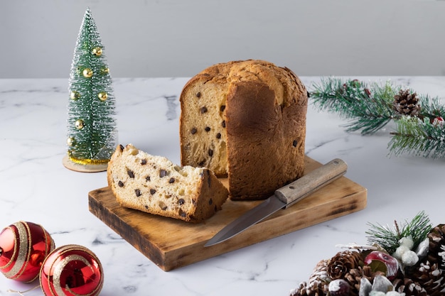 Kostenloses Foto weihnachtskuchen-panettone auf weißem marmor