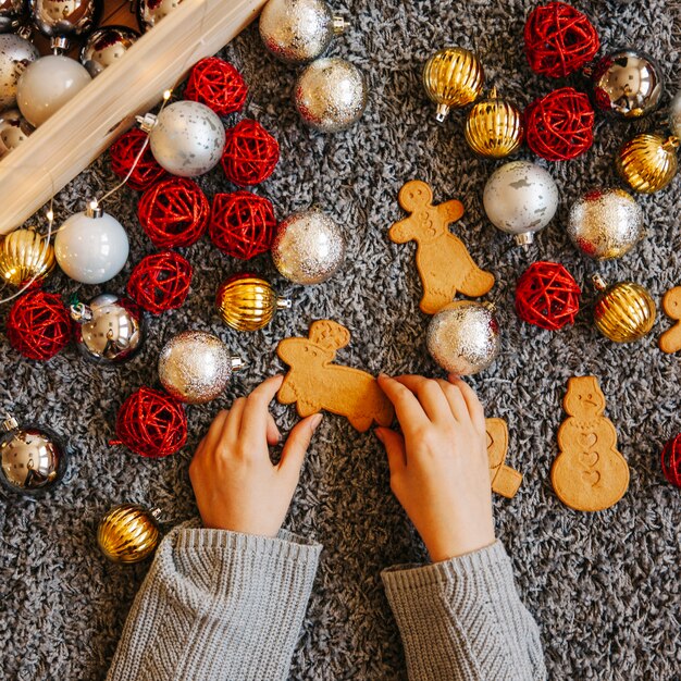 Weihnachtskugel-Konzept mit den Händen