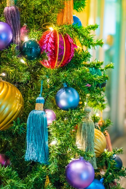 Weihnachtskugeln auf einem Weihnachtsbaum gesetzt und farbigen Quasten