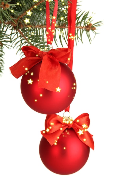 Weihnachtskugeln auf tannenbaum, isoliert auf weiß Premium Fotos