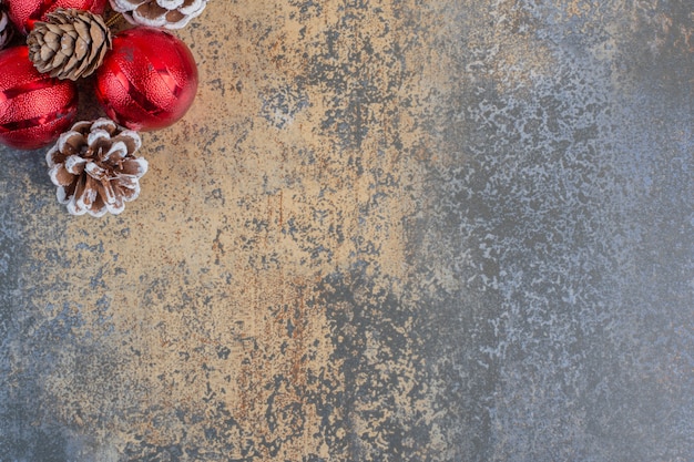 Kostenloses Foto weihnachtskugeln mit weihnachtstannenzapfen auf einem dunklen hintergrund. hochwertiges foto