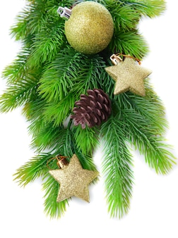 Weihnachtskugeln und dekorative sterne am tannenbaum, isoliert auf weiß