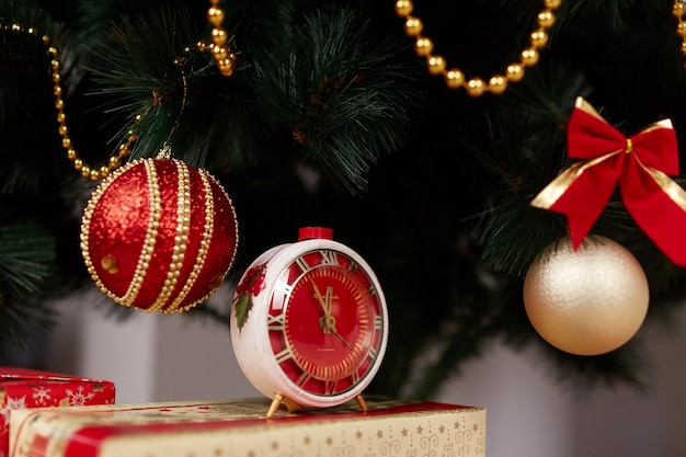 Weihnachtskugeln und eine Uhr