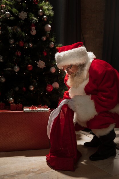 Weihnachtsmann, der nach seinen Geschenken sucht