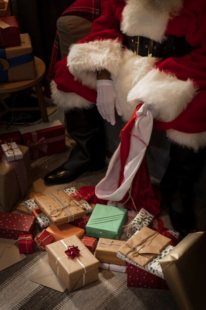 Weihnachtsmann, der seinen Beutel der Geschenke vorbereitet