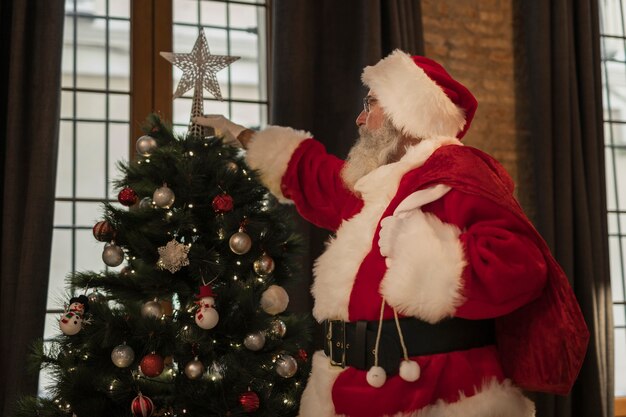 Weihnachtsmann, der Weihnachtsbaum gründet