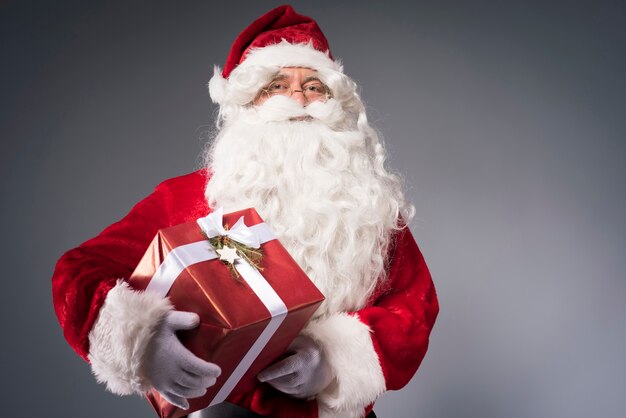 Weihnachtsmann hält eine Geschenkbox