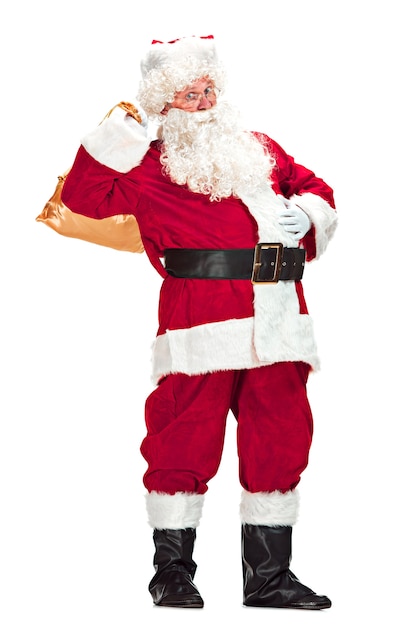 Weihnachtsmann mit einem luxuriösen weißen Bart, der Weihnachtsmannmütze und einem roten Kostüm lokalisiert auf einem weißen Hintergrund mit Geschenken