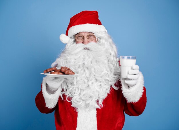 Weihnachtsmann mit Keks und Milch bei Studioaufnahme