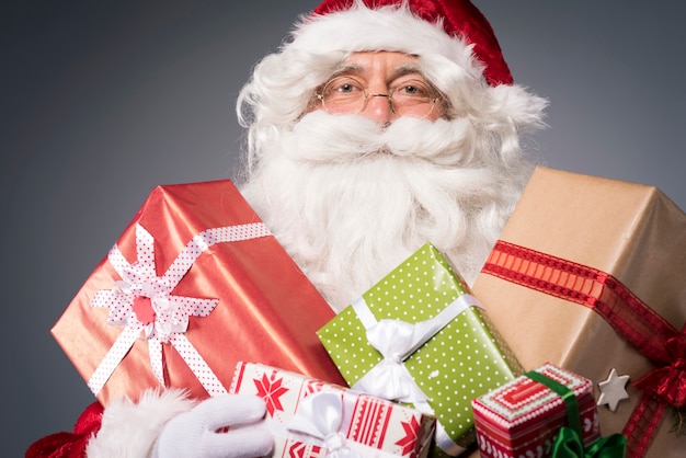 Weihnachtsmann mit vielen Geschenkboxen