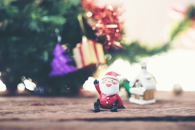Weihnachtsmann-Spielzeug mit unscharfen Hintergrund