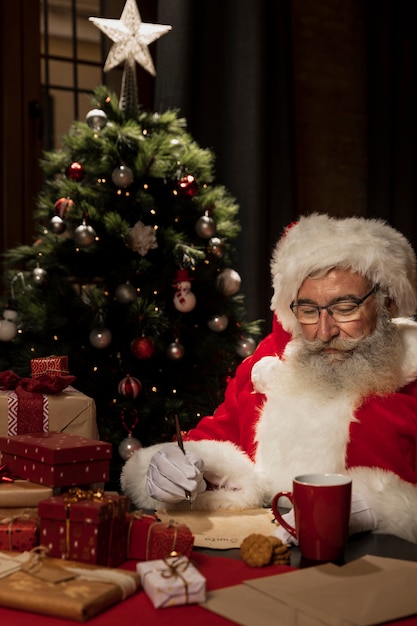 Weihnachtsmann, umgeben von Weihnachtsgeschenken