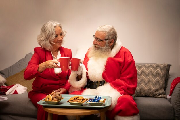 Weihnachtsmann und ältere Frau feiern