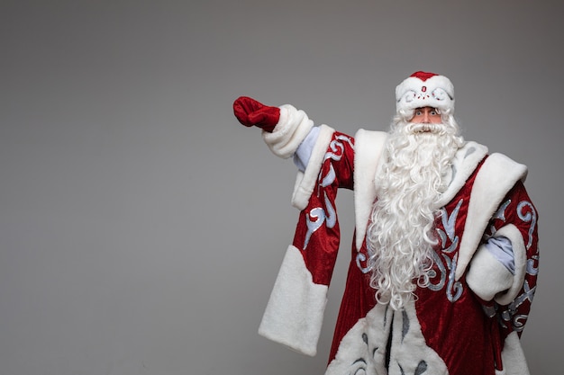 Weihnachtsmann zeigt von Hand auf leeren Raum