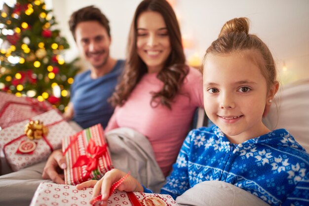 Weihnachtsmorgen mit der Familie im Bett