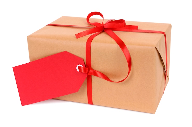 Kostenlose Foto weihnachtspaket mit roten geschenk-tag
