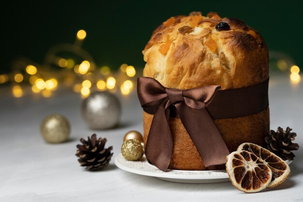 Weihnachtspanettone mit braunem Band