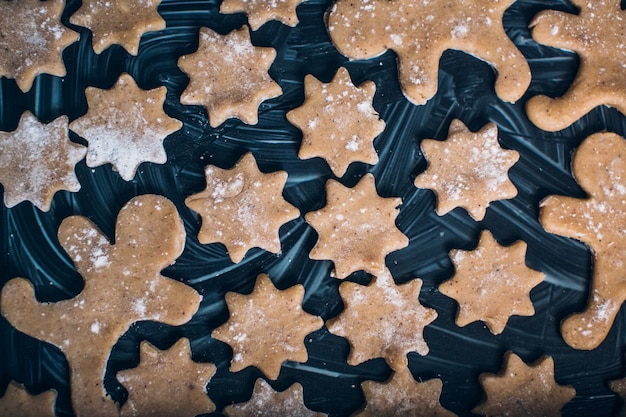 Kostenloses Foto weihnachtsplätzchen auf einem hölzernen hintergrund