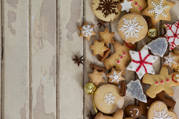 Weihnachtsplätzchen auf einem Holztisch