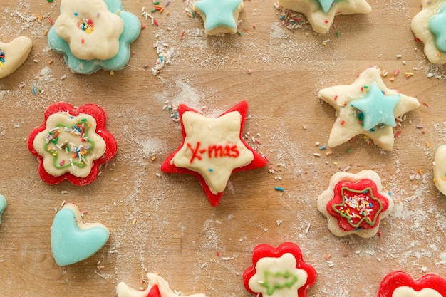 Weihnachtsplätzchen auf einem Tisch mit Mehl