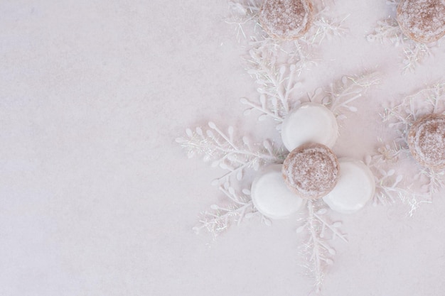 Kostenloses Foto weihnachtsplätzchen mit schneeflocken auf weißem tisch.