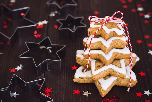 Weihnachtsplätzchenbaum gemacht mit pasrty des neuen Jahres des Sternplätzchenschneider-Lebkuchens