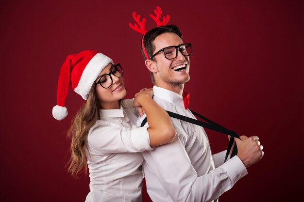 Weihnachtsporträt des selbstbewussten nerdigen Mannes mit seiner Freundin
