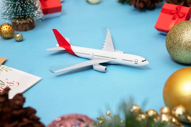 Weihnachtsreisekonzept mit Flugzeug