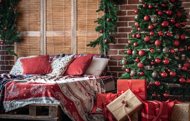 Weihnachtsschlafzimmerinnenraum mit rotgrünen Farben mit einem Weihnachtsbaum