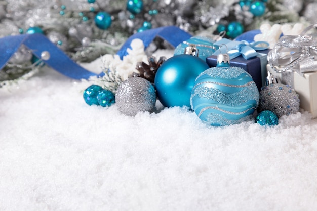 Kostenloses Foto weihnachtsschmuck auf dem schnee