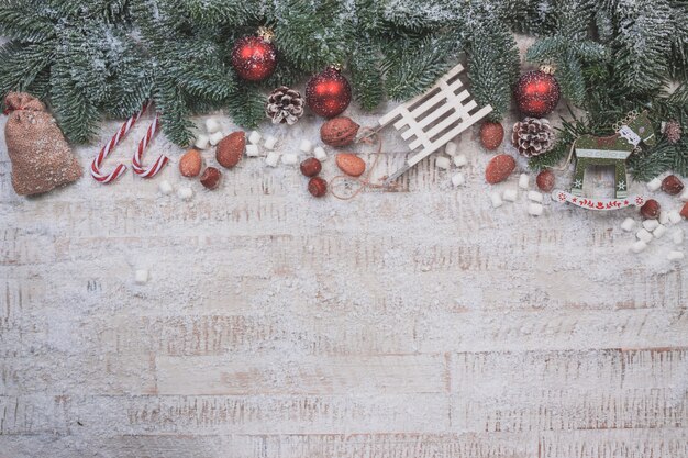 Weihnachtsschmuck mit roten Kugeln und Zuckerstangen