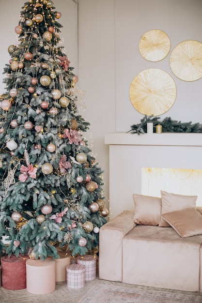 Weihnachtsschmuck und Weihnachtsbaum im Zimmer