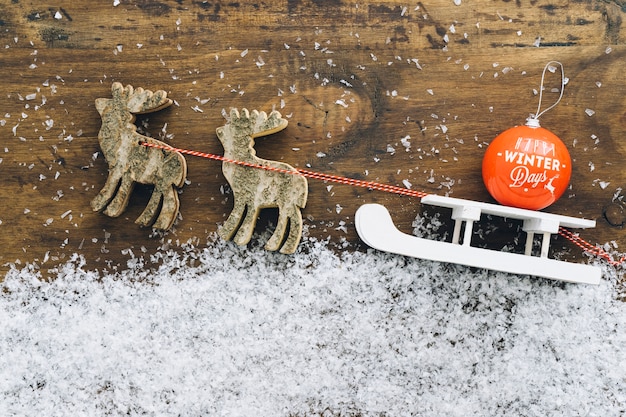 Kostenloses Foto weihnachtsschnee dekoration mit ball auf schlitten