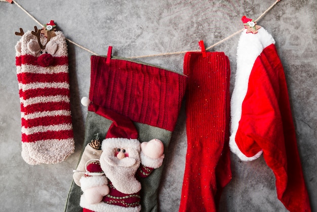 Weihnachtssocken, die am Seil hängen