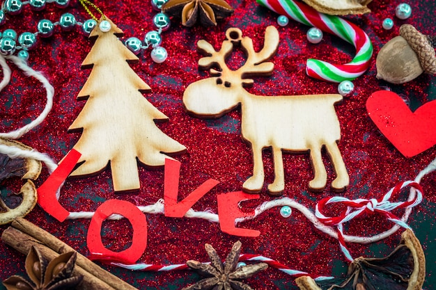 Weihnachtsstillleben mit Etikettenliebe und Holzspielzeug