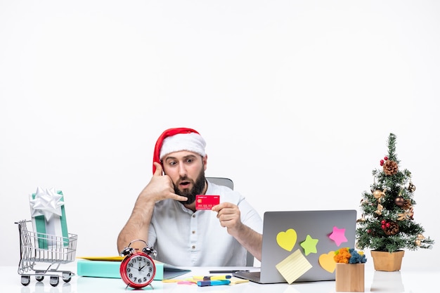 Weihnachtsstimmung mit jungem Erwachsenen mit Weihnachtsmann-Hut und überraschend auf Bankkarte schauen und mich im Büro anrufen lassen?