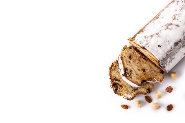 Weihnachtsstollen. Traditionelles deutsches Weihnachtsdessert isoliert auf weißem Hintergrund