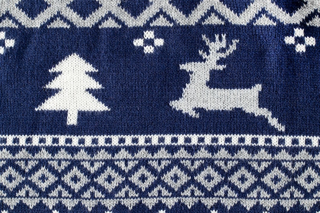 Weihnachtsstrickjacke mit Draufsicht der blauen Details