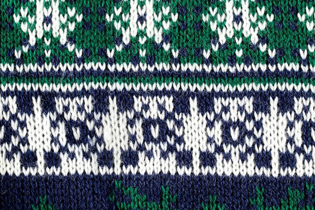 Weihnachtsstrickjacke mit Draufsicht der grünen Details