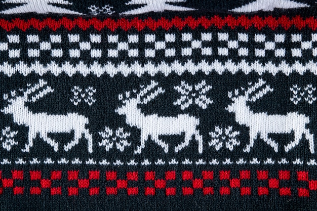 Weihnachtsstrickjacke mit Draufsicht der roten Details