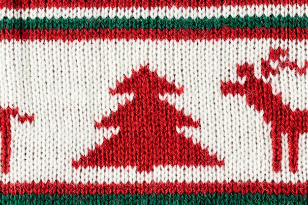 Weihnachtsstrickjacke mit Draufsicht der roten Details