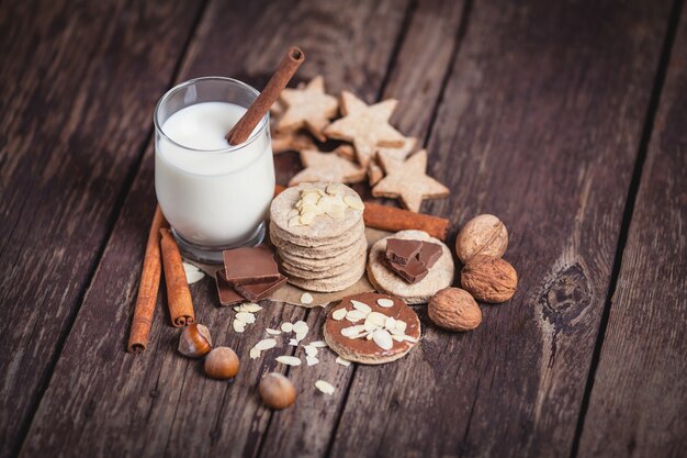 Weihnachtssüßigkeiten auf Holzbrettern