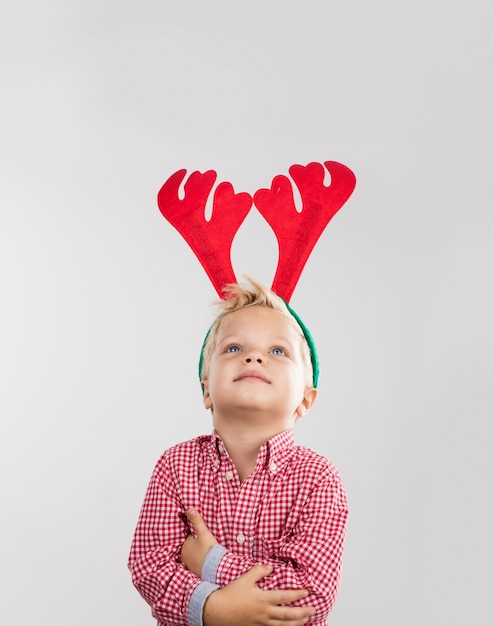 Weihnachtsszene des glücklichen Jungen mit den Rengeweihen