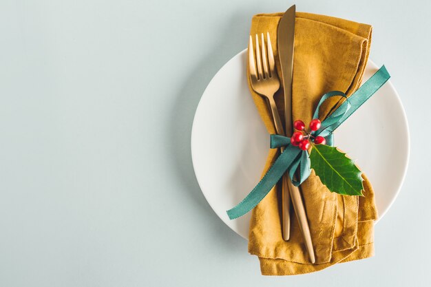 Weihnachtstischbesteck mit Serviette auf Platte